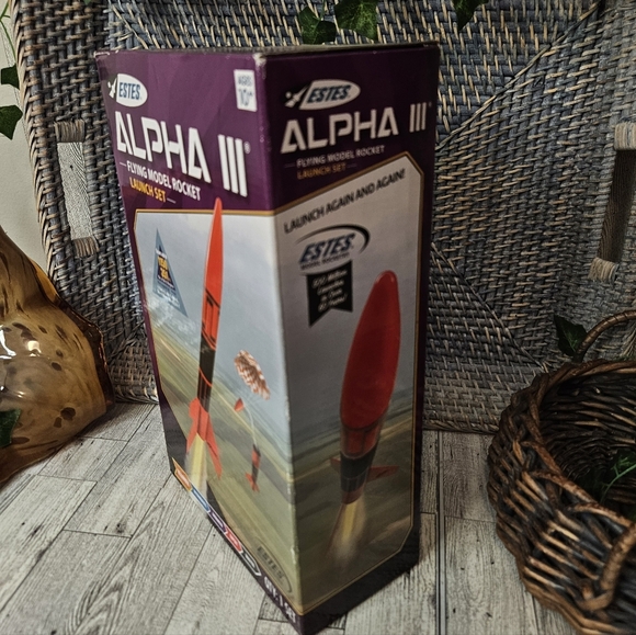 Estes Alpha III Flying Model Rocket Launch Set - Picture 3 of 6